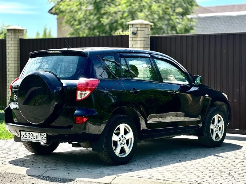Продам шикарного toyota rav-4 2006 года на автомате с родным пробегом 191.000км!! и единственным хозяином подтверждено автотекой и состоянием машины! также автотека вся зелёная✅для своих лет машина сохранилось просто в идеальнейшем состоянии и не требует вложений от слова совсем! по кузову нет ржавчины, жучков вздутий и других дефектов которое могут быть на данных авто! машина в неимоверном состоянии и внешнем виде. по технике все тоже в идеальном состоянии! двигатель работает так как должен работать без посторонних звуков. коробка тоже переключает все скорости плавно и без пинков коробка не вариатор! по ходовой части все хорошо нечего не гремит и не стучит вся подвеска срабатывает очень хорошо и плавно. за авто следили и ухаживали и ездили с умом и все то проходили вовремя! в комплектацию входит: климат контроль 2-х зонный, подогревы передних сидений, датчик дождя, 4 стеклоподъемника и много всего другого. звоните по номеру телефона: +79497031926 цена: 1.255.000₽ хороший торг быстрому покупателю! - фотография - 4
