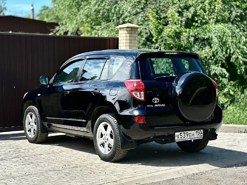 Продам шикарного toyota rav-4 2006 года на автомате с родным пробегом 191.000км!! и единственным хозяином подтверждено автотекой и состоянием машины! также автотека вся зелёная✅для своих лет машина сохранилось просто в идеальнейшем состоянии и не требует вложений от слова совсем! по кузову нет ржавчины, жучков вздутий и других дефектов которое могут быть на данных авто! машина в неимоверном состоянии и внешнем виде. по технике все тоже в идеальном состоянии! двигатель работает так как должен работать без посторонних звуков. коробка тоже переключает все скорости плавно и без пинков коробка не вариатор! по ходовой части все хорошо нечего не гремит и не стучит вся подвеска срабатывает очень хорошо и плавно. за авто следили и ухаживали и ездили с умом и все то проходили вовремя! в комплектацию входит: климат контроль 2-х зонный, подогревы передних сидений, датчик дождя, 4 стеклоподъемника и много всего другого. звоните по номеру телефона: +79497031926 цена: 1.255.000₽ хороший торг быстрому покупателю! - фотография - 5