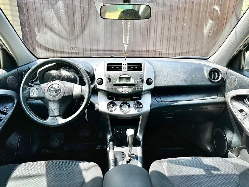 Продам шикарного toyota rav-4 2006 года на автомате с родным пробегом 191.000км!! и единственным хозяином подтверждено автотекой и состоянием машины! также автотека вся зелёная✅для своих лет машина сохранилось просто в идеальнейшем состоянии и не требует вложений от слова совсем! по кузову нет ржавчины, жучков вздутий и других дефектов которое могут быть на данных авто! машина в неимоверном состоянии и внешнем виде. по технике все тоже в идеальном состоянии! двигатель работает так как должен работать без посторонних звуков. коробка тоже переключает все скорости плавно и без пинков коробка не вариатор! по ходовой части все хорошо нечего не гремит и не стучит вся подвеска срабатывает очень хорошо и плавно. за авто следили и ухаживали и ездили с умом и все то проходили вовремя! в комплектацию входит: климат контроль 2-х зонный, подогревы передних сидений, датчик дождя, 4 стеклоподъемника и много всего другого. звоните по номеру телефона: +79497031926 цена: 1.255.000₽ хороший торг быстрому покупателю! - фотография - 6