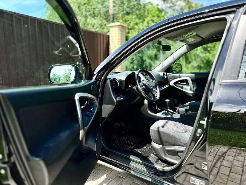 Продам шикарного toyota rav-4 2006 года на автомате с родным пробегом 191.000км!! и единственным хозяином подтверждено автотекой и состоянием машины! также автотека вся зелёная✅для своих лет машина сохранилось просто в идеальнейшем состоянии и не требует вложений от слова совсем! по кузову нет ржавчины, жучков вздутий и других дефектов которое могут быть на данных авто! машина в неимоверном состоянии и внешнем виде. по технике все тоже в идеальном состоянии! двигатель работает так как должен работать без посторонних звуков. коробка тоже переключает все скорости плавно и без пинков коробка не вариатор! по ходовой части все хорошо нечего не гремит и не стучит вся подвеска срабатывает очень хорошо и плавно. за авто следили и ухаживали и ездили с умом и все то проходили вовремя! в комплектацию входит: климат контроль 2-х зонный, подогревы передних сидений, датчик дождя, 4 стеклоподъемника и много всего другого. звоните по номеру телефона: +79497031926 цена: 1.255.000₽ хороший торг быстрому покупателю! - фотография - 8