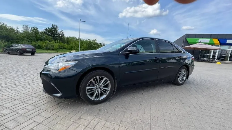Продам toyota camry 55 2016 г. в., двигатель 2.5., акпп - 6 ступенчатый комплектация se, aisin, 181 л. с., пробег 180 000 тыс. км. салон ухоженный алькантара, состояние сел и поехал все расходники поменяны, делать ничего не нужно. отличная акустика + камера заднего хода. по кузову есть незначительные коцки любые проверки, 2 владельца. цена : 1450000 ( торг) город донецк, днр, тел. +79496735127 - фотография - 2