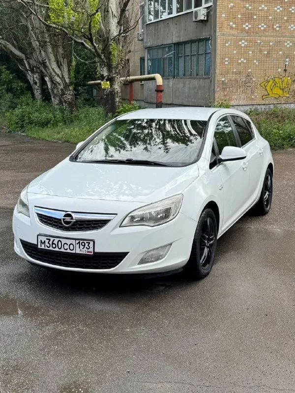 Продается opel astra 2011 год 1.6 мкпп атмосферник цена: 695.000 руб + разумный торг реальному покупателю опель астра - тех осмотр пройден ( диагностическая карта ) - пробег 187.000 км родной - все стекла родные - мотор работает отлично никаких нареканий нету не дымит, не троит, работает ровно, масло не ест ! - из последнего заменено масло в двс с фильтрами, и свечи - состояние сел и поехал куда угодно никаких вложений не требует - коробка также на отлично все передачи включаются идеально - ходовая отрабатывает отлично не стучит не гремит - по электрике работает каждая лампочка и кнопочка никаких ошибок нету - по кузову и днищу все отлично без гнили и ржавчины ( автомобиль с краснодара ) - салон в идеальном состояние чистый и ухоженный только после химчистки - максимальная комплектация cosmo - кондиционер холодит, печка греет - переоформление без проблем могу присутствовать в мрэо документы кристально чистые без штрафов и запретов - осмотр макеевка центр - тел +79490248188 - фотография - 1