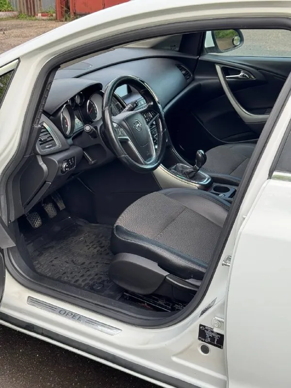 Продается opel astra 2011 год 1.6 мкпп атмосферник цена: 695.000 руб + разумный торг реальному покупателю опель астра - тех осмотр пройден ( диагностическая карта ) - пробег 187.000 км родной - все стекла родные - мотор работает отлично никаких нареканий нету не дымит, не троит, работает ровно, масло не ест ! - из последнего заменено масло в двс с фильтрами, и свечи - состояние сел и поехал куда угодно никаких вложений не требует - коробка также на отлично все передачи включаются идеально - ходовая отрабатывает отлично не стучит не гремит - по электрике работает каждая лампочка и кнопочка никаких ошибок нету - по кузову и днищу все отлично без гнили и ржавчины ( автомобиль с краснодара ) - салон в идеальном состояние чистый и ухоженный только после химчистки - максимальная комплектация cosmo - кондиционер холодит, печка греет - переоформление без проблем могу присутствовать в мрэо документы кристально чистые без штрафов и запретов - осмотр макеевка центр - тел +79490248188 - фотография - 10