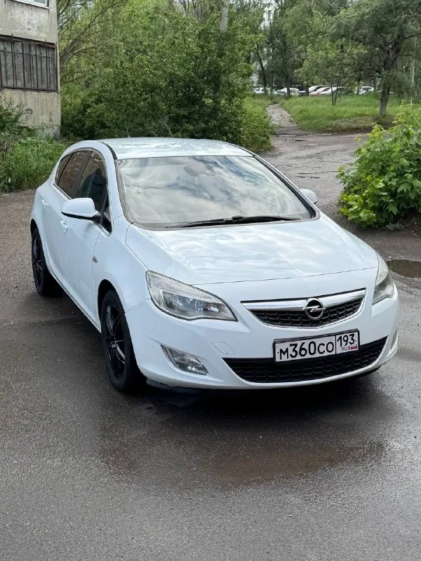 Продается opel astra 2011 год 1.6 мкпп атмосферник цена: 695.000 руб + разумный торг реальному покупателю опель астра - тех осмотр пройден ( диагностическая карта ) - пробег 187.000 км родной - все стекла родные - мотор работает отлично никаких нареканий нету не дымит, не троит, работает ровно, масло не ест ! - из последнего заменено масло в двс с фильтрами, и свечи - состояние сел и поехал куда угодно никаких вложений не требует - коробка также на отлично все передачи включаются идеально - ходовая отрабатывает отлично не стучит не гремит - по электрике работает каждая лампочка и кнопочка никаких ошибок нету - по кузову и днищу все отлично без гнили и ржавчины ( автомобиль с краснодара ) - салон в идеальном состояние чистый и ухоженный только после химчистки - максимальная комплектация cosmo - кондиционер холодит, печка греет - переоформление без проблем могу присутствовать в мрэо документы кристально чистые без штрафов и запретов - осмотр макеевка центр - тел +79490248188 - фотография - 3