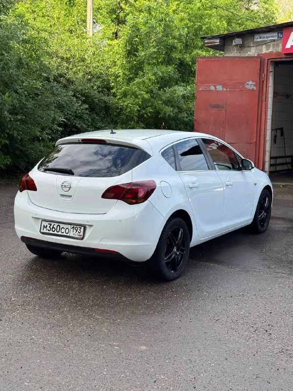 Продается opel astra 2011 год 1.6 мкпп атмосферник цена: 695.000 руб + разумный торг реальному покупателю опель астра - тех осмотр пройден ( диагностическая карта ) - пробег 187.000 км родной - все стекла родные - мотор работает отлично никаких нареканий нету не дымит, не троит, работает ровно, масло не ест ! - из последнего заменено масло в двс с фильтрами, и свечи - состояние сел и поехал куда угодно никаких вложений не требует - коробка также на отлично все передачи включаются идеально - ходовая отрабатывает отлично не стучит не гремит - по электрике работает каждая лампочка и кнопочка никаких ошибок нету - по кузову и днищу все отлично без гнили и ржавчины ( автомобиль с краснодара ) - салон в идеальном состояние чистый и ухоженный только после химчистки - максимальная комплектация cosmo - кондиционер холодит, печка греет - переоформление без проблем могу присутствовать в мрэо документы кристально чистые без штрафов и запретов - осмотр макеевка центр - тел +79490248188 - фотография - 5