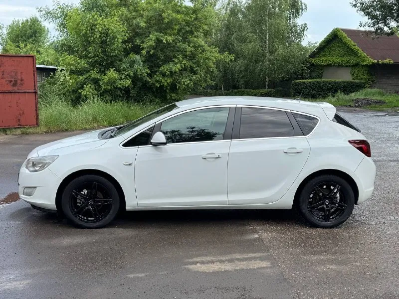 Продается opel astra 2011 год 1.6 мкпп атмосферник цена: 695.000 руб + разумный торг реальному покупателю опель астра - тех осмотр пройден ( диагностическая карта ) - пробег 187.000 км родной - все стекла родные - мотор работает отлично никаких нареканий нету не дымит, не троит, работает ровно, масло не ест ! - из последнего заменено масло в двс с фильтрами, и свечи - состояние сел и поехал куда угодно никаких вложений не требует - коробка также на отлично все передачи включаются идеально - ходовая отрабатывает отлично не стучит не гремит - по электрике работает каждая лампочка и кнопочка никаких ошибок нету - по кузову и днищу все отлично без гнили и ржавчины ( автомобиль с краснодара ) - салон в идеальном состояние чистый и ухоженный только после химчистки - максимальная комплектация cosmo - кондиционер холодит, печка греет - переоформление без проблем могу присутствовать в мрэо документы кристально чистые без штрафов и запретов - осмотр макеевка центр - тел +79490248188 - фотография - 8