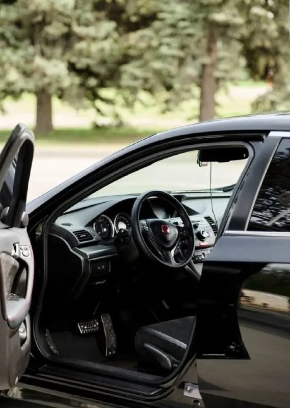 Продаю honda accord type-s рестайлинг, 2011 года с мотором 2.4литра, атмосферник на 200 лс. птс оригинал, два хозяина. два ключа. все кузовные детали и стекла родные! безопасность не срабатывала, проемы не красились! никакой гнили, ржавчины нет. есть косметически окрашенные вторично элементы. машина местная, покупалась в ростове у официального дилера и эксплуатировалась только в ростове. полностью черная на черном салоне. своевременно обслуживали и следил за авто. масло в двигатель меняли каждые 4-5 тысяч. есть 2 комплекта резины лето/зима никаких юридических запретов и ограничений на машине. внешне авто без переделок, всё в оригинале, соответственно на учет на вас встанет без проблем. подробнее все вопросы по телефону +79494475482 на этом номере макс. или 89525740631. цена 1.430 торг никто не отменял. - фотография - 5