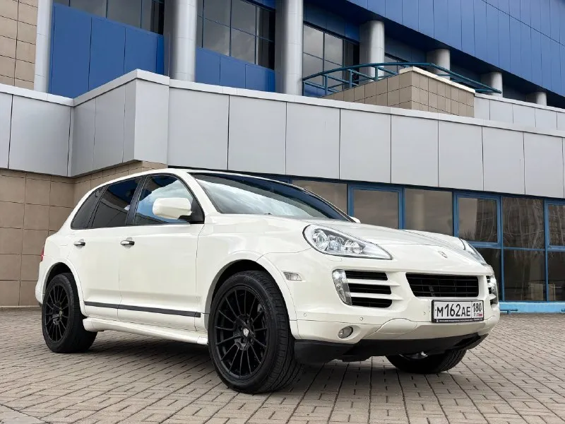 Продаю porsche cayenne 3.0 дизель 2009 год выпуска пробег 233 000 автомобиль в отличном состоянии, как технически так и эстетически! мотор работает тихо и мягко!динамика впечатляет!расход радует! не дымит не на холодную не на горячую! расхода масла нет! коробка переключает мягко, замечаний нет! ходовая:новые рычаги, сайлентблоки шаровые подшипники и тд. . сзади новые сайленблоки, новые развалочные болты! в двигателе новое масло liqui moly top tec!фильтра поменяны! блокировки работают без замечаний! новое лето на r21 колесе и r19 на хорошей зиме! салон в отличном состоянии! чистый ухоженный!руль не перешивался не красился! все стёкла завод! почти весь в заводском окрасе!(пару косметик по 200 микрон) очень стильный красивый динамичный автомобиль!! цена 1 750.000₽ остальные вопросы по телефону : +7 949 636 18 68 (телеграмм) +380681107552 (воцап телеграмм) - фотография - 1