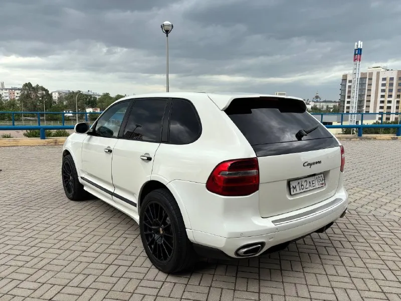 Продаю porsche cayenne 3.0 дизель 2009 год выпуска пробег 233 000 автомобиль в отличном состоянии, как технически так и эстетически! мотор работает тихо и мягко!динамика впечатляет!расход радует! не дымит не на холодную не на горячую! расхода масла нет! коробка переключает мягко, замечаний нет! ходовая:новые рычаги, сайлентблоки шаровые подшипники и тд. . сзади новые сайленблоки, новые развалочные болты! в двигателе новое масло liqui moly top tec!фильтра поменяны! блокировки работают без замечаний! новое лето на r21 колесе и r19 на хорошей зиме! салон в отличном состоянии! чистый ухоженный!руль не перешивался не красился! все стёкла завод! почти весь в заводском окрасе!(пару косметик по 200 микрон) очень стильный красивый динамичный автомобиль!! цена 1 750.000₽ остальные вопросы по телефону : +7 949 636 18 68 (телеграмм) +380681107552 (воцап телеграмм) - фотография - 7