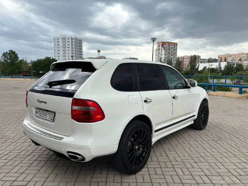 Продаю porsche cayenne 3.0 дизель 2009 год выпуска пробег 233 000 автомобиль в отличном состоянии, как технически так и эстетически! мотор работает тихо и мягко!динамика впечатляет!расход радует! не дымит не на холодную не на горячую! расхода масла нет! коробка переключает мягко, замечаний нет! ходовая:новые рычаги, сайлентблоки шаровые подшипники и тд. . сзади новые сайленблоки, новые развалочные болты! в двигателе новое масло liqui moly top tec!фильтра поменяны! блокировки работают без замечаний! новое лето на r21 колесе и r19 на хорошей зиме! салон в отличном состоянии! чистый ухоженный!руль не перешивался не красился! все стёкла завод! почти весь в заводском окрасе!(пару косметик по 200 микрон) очень стильный красивый динамичный автомобиль!! цена 1 750.000₽ остальные вопросы по телефону : +7 949 636 18 68 (телеграмм) +380681107552 (воцап телеграмм) - фотография - 8