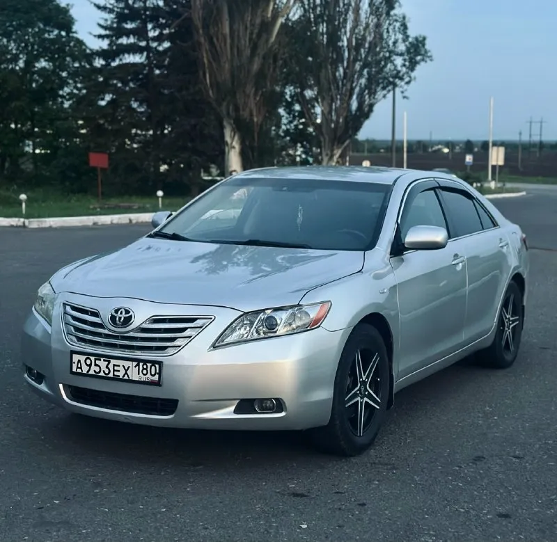 Продам toyota camry 2008 года цена-880.000 рублей(торг) пробег 242 тыс км двигатель 2.4 коробка -обыкновенный автомат движок в отличном состоянии, масло не расходует совсем. коробка переключается плавно, по ходовой части также нет никаких нареканий. по комплектации кожаный салон, подогрев сидений, кнопка старт-стоп, сигнализация с обратной связью, установлен андроид планшет, двухзонный климат контроль, также стоит газ евро 4. остальные вопросы по телефону +7 (949) 365-53-75 (телеграм, max) +7 (901) 000-63-42 (телеграм) 📞 звоните: +7(949)3655375 - фотография - 1