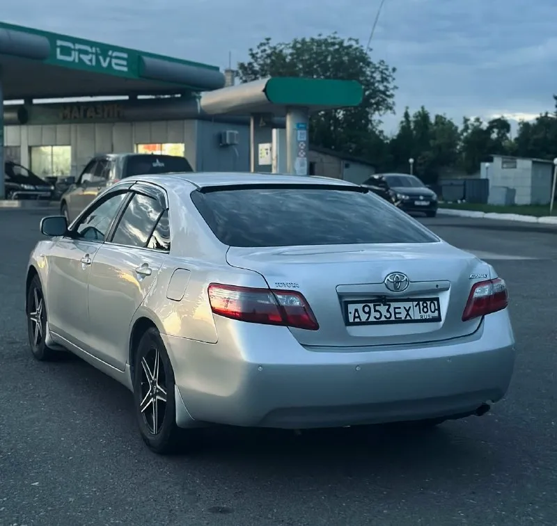 Продам toyota camry 2008 года цена-880.000 рублей(торг) пробег 242 тыс км двигатель 2.4 коробка -обыкновенный автомат движок в отличном состоянии, масло не расходует совсем. коробка переключается плавно, по ходовой части также нет никаких нареканий. по комплектации кожаный салон, подогрев сидений, кнопка старт-стоп, сигнализация с обратной связью, установлен андроид планшет, двухзонный климат контроль, также стоит газ евро 4. остальные вопросы по телефону +7 (949) 365-53-75 (телеграм, max) +7 (901) 000-63-42 (телеграм) 📞 звоните: +7(949)3655375 - фотография - 2