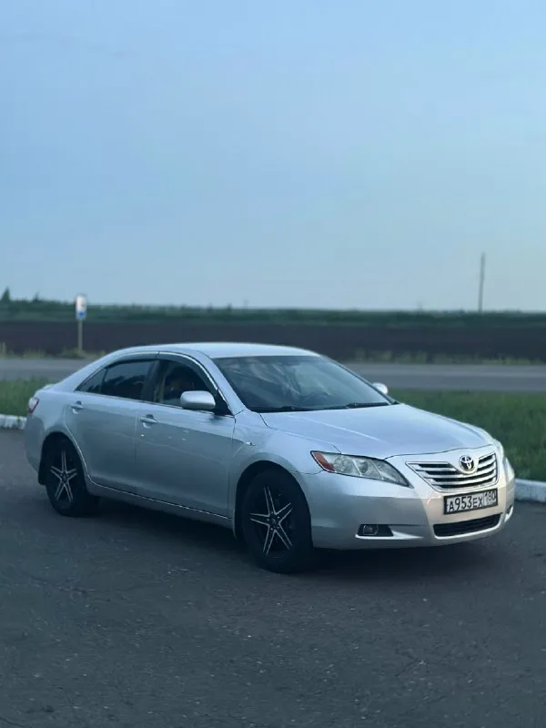 Продам toyota camry 2008 года цена-880.000 рублей(торг) пробег 242 тыс км двигатель 2.4 коробка -обыкновенный автомат движок в отличном состоянии, масло не расходует совсем. коробка переключается плавно, по ходовой части также нет никаких нареканий. по комплектации кожаный салон, подогрев сидений, кнопка старт-стоп, сигнализация с обратной связью, установлен андроид планшет, двухзонный климат контроль, также стоит газ евро 4. остальные вопросы по телефону +7 (949) 365-53-75 (телеграм, max) +7 (901) 000-63-42 (телеграм) 📞 звоните: +7(949)3655375 - фотография - 3
