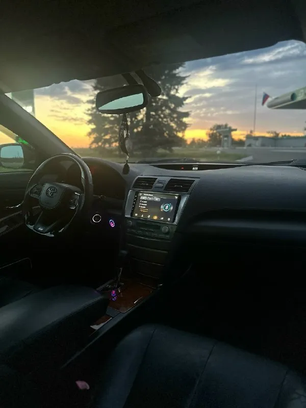 Продам toyota camry 2008 года цена-880.000 рублей(торг) пробег 242 тыс км двигатель 2.4 коробка -обыкновенный автомат движок в отличном состоянии, масло не расходует совсем. коробка переключается плавно, по ходовой части также нет никаких нареканий. по комплектации кожаный салон, подогрев сидений, кнопка старт-стоп, сигнализация с обратной связью, установлен андроид планшет, двухзонный климат контроль, также стоит газ евро 4. остальные вопросы по телефону +7 (949) 365-53-75 (телеграм, max) +7 (901) 000-63-42 (телеграм) 📞 звоните: +7(949)3655375 - фотография - 5