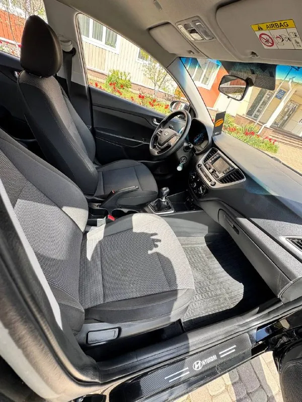 Hyundai solaris 1.6 механика (123 л. с.), 2019г цена 1 150 000 руб. состояние — идеал! без рыжиков, без сварных порогов, оригинальная краска (проверяется толщиномером). пробег 117 000 км. я одни хозяин. комплектация: кондиционер, подогрев сидений и зеркал, камера заднего вида, круиз-контроль, led-фары. обслуживание: запчасти только оригинал/ автомобиль только лишний недавно прошел т/во двигатель 1.6 – в отличном состоянии. (состояние новой). в машине салон как новый. автомобиль всегда находится в гараже зимой летом. осмотра). в донецке. звоните / пишите в любое время. телефон +7 949 537 04 17 - фотография - 10