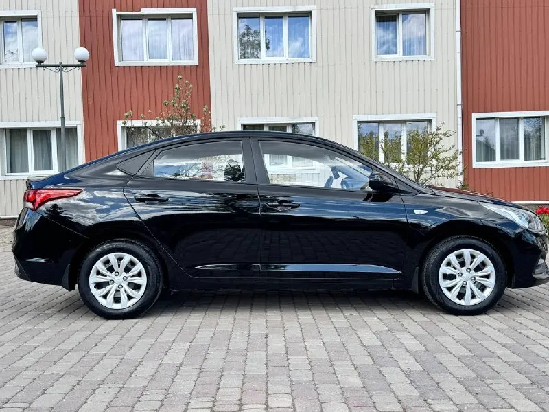 Hyundai solaris 1.6 механика (123 л. с.), 2019г цена 1 150 000 руб. состояние — идеал! без рыжиков, без сварных порогов, оригинальная краска (проверяется толщиномером). пробег 117 000 км. я одни хозяин. комплектация: кондиционер, подогрев сидений и зеркал, камера заднего вида, круиз-контроль, led-фары. обслуживание: запчасти только оригинал/ автомобиль только лишний недавно прошел т/во двигатель 1.6 – в отличном состоянии. (состояние новой). в машине салон как новый. автомобиль всегда находится в гараже зимой летом. осмотра). в донецке. звоните / пишите в любое время. телефон +7 949 537 04 17 - фотография - 5