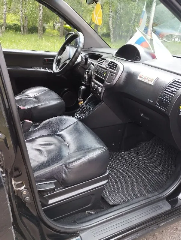 Продам семейный автомобиль на полном ходу минивэн hyundai matrix 2002 г. в. 1.8 л. 122 л. с. 5 ст. механика, пробег 298 тыс родной. машина не гнилая. пригнали с латвии (подборщик), состояние для своих лет хорошее, владею 4 г. много чего сделано, два ключа, родные книжки. месяц назад автомобиль прошёл большое т. о. замена масла, колодки передние стойки (задние менял два года назад) опорные подшипники сайлентблоки передние рычагов. два комплекта резины лето 15 литые диски. зима на штампах + отдам колпаки. чёрный кожаный салон. подогрев передних сидений. регулировка сидений, рулевой колонки. подогрев заднего стекла, подогрев и электрорегул зеркал. видеорегистратор + камера заднего вида в зеркале. центральный замок, сигнализация, фаркоп. задние сиденья складываются. цена 420 т. руб. торг у капота. макеевка. +7949 378 63 00 дмитрий. 📲 tg: оксана м. 📞 звоните: +7(949)3786300 - фотография - 3