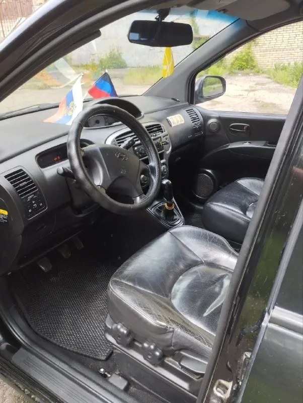 Продам семейный автомобиль на полном ходу минивэн hyundai matrix 2002 г. в. 1.8 л. 122 л. с. 5 ст. механика, пробег 298 тыс родной. машина не гнилая. пригнали с латвии (подборщик), состояние для своих лет хорошее, владею 4 г. много чего сделано, два ключа, родные книжки. месяц назад автомобиль прошёл большое т. о. замена масла, колодки передние стойки (задние менял два года назад) опорные подшипники сайлентблоки передние рычагов. два комплекта резины лето 15 литые диски. зима на штампах + отдам колпаки. чёрный кожаный салон. подогрев передних сидений. регулировка сидений, рулевой колонки. подогрев заднего стекла, подогрев и электрорегул зеркал. видеорегистратор + камера заднего вида в зеркале. центральный замок, сигнализация, фаркоп. задние сиденья складываются. цена 420 т. руб. торг у капота. макеевка. +7949 378 63 00 дмитрий. 📲 tg: оксана м. 📞 звоните: +7(949)3786300 - фотография - 4