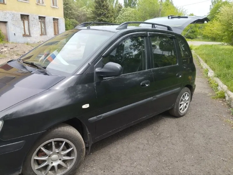 Продам семейный автомобиль на полном ходу минивэн hyundai matrix 2002 г. в. 1.8 л. 122 л. с. 5 ст. механика, пробег 298 тыс родной. машина не гнилая. пригнали с латвии (подборщик), состояние для своих лет хорошее, владею 4 г. много чего сделано, два ключа, родные книжки. месяц назад автомобиль прошёл большое т. о. замена масла, колодки передние стойки (задние менял два года назад) опорные подшипники сайлентблоки передние рычагов. два комплекта резины лето 15 литые диски. зима на штампах + отдам колпаки. чёрный кожаный салон. подогрев передних сидений. регулировка сидений, рулевой колонки. подогрев заднего стекла, подогрев и электрорегул зеркал. видеорегистратор + камера заднего вида в зеркале. центральный замок, сигнализация, фаркоп. задние сиденья складываются. цена 420 т. руб. торг у капота. макеевка. +7949 378 63 00 дмитрий. 📲 tg: оксана м. 📞 звоните: +7(949)3786300 - фотография - 6