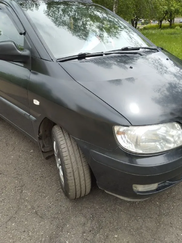 Продам семейный автомобиль на полном ходу минивэн hyundai matrix 2002 г. в. 1.8 л. 122 л. с. 5 ст. механика, пробег 298 тыс родной. машина не гнилая. пригнали с латвии (подборщик), состояние для своих лет хорошее, владею 4 г. много чего сделано, два ключа, родные книжки. месяц назад автомобиль прошёл большое т. о. замена масла, колодки передние стойки (задние менял два года назад) опорные подшипники сайлентблоки передние рычагов. два комплекта резины лето 15 литые диски. зима на штампах + отдам колпаки. чёрный кожаный салон. подогрев передних сидений. регулировка сидений, рулевой колонки. подогрев заднего стекла, подогрев и электрорегул зеркал. видеорегистратор + камера заднего вида в зеркале. центральный замок, сигнализация, фаркоп. задние сиденья складываются. цена 420 т. руб. торг у капота. макеевка. +7949 378 63 00 дмитрий. 📲 tg: оксана м. 📞 звоните: +7(949)3786300 - фотография - 7