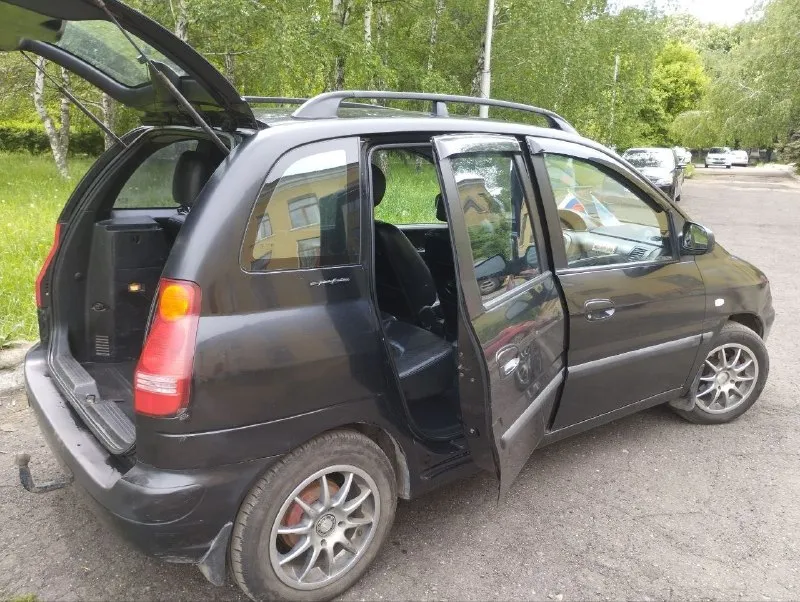 Продам семейный автомобиль на полном ходу минивэн hyundai matrix 2002 г. в. 1.8 л. 122 л. с. 5 ст. механика, пробег 298 тыс родной. машина не гнилая. пригнали с латвии (подборщик), состояние для своих лет хорошее, владею 4 г. много чего сделано, два ключа, родные книжки. месяц назад автомобиль прошёл большое т. о. замена масла, колодки передние стойки (задние менял два года назад) опорные подшипники сайлентблоки передние рычагов. два комплекта резины лето 15 литые диски. зима на штампах + отдам колпаки. чёрный кожаный салон. подогрев передних сидений. регулировка сидений, рулевой колонки. подогрев заднего стекла, подогрев и электрорегул зеркал. видеорегистратор + камера заднего вида в зеркале. центральный замок, сигнализация, фаркоп. задние сиденья складываются. цена 420 т. руб. торг у капота. макеевка. +7949 378 63 00 дмитрий. 📲 tg: оксана м. 📞 звоните: +7(949)3786300 - фотография - 9