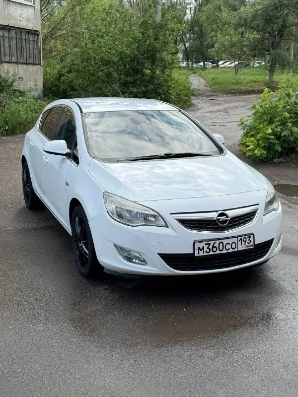 Opel astra 2011 год 1.6 мкпп атмосферник цена: 695.000 - пробег 187.000 км родной - все стекла родные - мотор работает отлично никаких нареканий нету не дымит, не троит, работает ровно, масло не ест ! - из последнего заменено масло в двс с фильтрами, и свечи - состояние сел и поехал куда угодно никаких вложений не требует - коробка также на отлично все передачи включаются идеально - ходовая отрабатывает отлично не стучит не гремит - по электрике работает каждая лампочка и кнопочка никаких ошибок нету - по кузову и днищу все отлично без гнили и ржавчины ( автомобиль с краснодара ) - салон в идеальном состояние чистый и ухоженный только после химчистки - максимальная комплектация cosmo комбинированный салон, 4 ст подьемника, регулировка и складывание зеркал, подогрев сидений, подогрев руля, 2х зонный климат, перед и зад птф, зад парктроники, хорошая музыка cd, aux, датчик дождя и света, кондиционер ( работает на 100 %) - осмотр макеевка центр - тел +79490248188 - цена 695.000 руб - фотография - 1