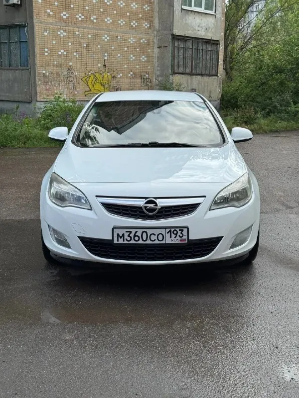 Opel astra 2011 год 1.6 мкпп атмосферник цена: 695.000 - пробег 187.000 км родной - все стекла родные - мотор работает отлично никаких нареканий нету не дымит, не троит, работает ровно, масло не ест ! - из последнего заменено масло в двс с фильтрами, и свечи - состояние сел и поехал куда угодно никаких вложений не требует - коробка также на отлично все передачи включаются идеально - ходовая отрабатывает отлично не стучит не гремит - по электрике работает каждая лампочка и кнопочка никаких ошибок нету - по кузову и днищу все отлично без гнили и ржавчины ( автомобиль с краснодара ) - салон в идеальном состояние чистый и ухоженный только после химчистки - максимальная комплектация cosmo комбинированный салон, 4 ст подьемника, регулировка и складывание зеркал, подогрев сидений, подогрев руля, 2х зонный климат, перед и зад птф, зад парктроники, хорошая музыка cd, aux, датчик дождя и света, кондиционер ( работает на 100 %) - осмотр макеевка центр - тел +79490248188 - цена 695.000 руб - фотография - 2