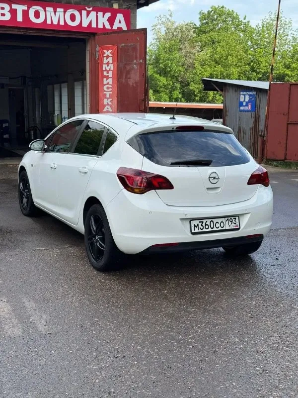 Opel astra 2011 год 1.6 мкпп атмосферник цена: 695.000 - пробег 187.000 км родной - все стекла родные - мотор работает отлично никаких нареканий нету не дымит, не троит, работает ровно, масло не ест ! - из последнего заменено масло в двс с фильтрами, и свечи - состояние сел и поехал куда угодно никаких вложений не требует - коробка также на отлично все передачи включаются идеально - ходовая отрабатывает отлично не стучит не гремит - по электрике работает каждая лампочка и кнопочка никаких ошибок нету - по кузову и днищу все отлично без гнили и ржавчины ( автомобиль с краснодара ) - салон в идеальном состояние чистый и ухоженный только после химчистки - максимальная комплектация cosmo комбинированный салон, 4 ст подьемника, регулировка и складывание зеркал, подогрев сидений, подогрев руля, 2х зонный климат, перед и зад птф, зад парктроники, хорошая музыка cd, aux, датчик дождя и света, кондиционер ( работает на 100 %) - осмотр макеевка центр - тел +79490248188 - цена 695.000 руб - фотография - 5