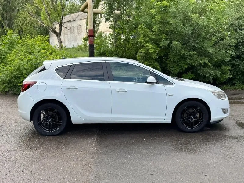 Opel astra 2011 год 1.6 мкпп атмосферник цена: 695.000 - пробег 187.000 км родной - все стекла родные - мотор работает отлично никаких нареканий нету не дымит, не троит, работает ровно, масло не ест ! - из последнего заменено масло в двс с фильтрами, и свечи - состояние сел и поехал куда угодно никаких вложений не требует - коробка также на отлично все передачи включаются идеально - ходовая отрабатывает отлично не стучит не гремит - по электрике работает каждая лампочка и кнопочка никаких ошибок нету - по кузову и днищу все отлично без гнили и ржавчины ( автомобиль с краснодара ) - салон в идеальном состояние чистый и ухоженный только после химчистки - максимальная комплектация cosmo комбинированный салон, 4 ст подьемника, регулировка и складывание зеркал, подогрев сидений, подогрев руля, 2х зонный климат, перед и зад птф, зад парктроники, хорошая музыка cd, aux, датчик дождя и света, кондиционер ( работает на 100 %) - осмотр макеевка центр - тел +79490248188 - цена 695.000 руб - фотография - 7