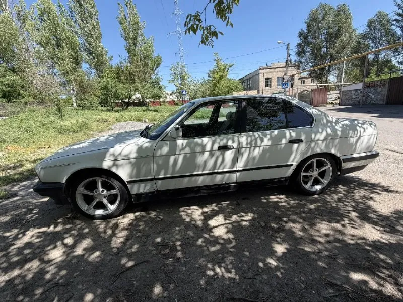 Продам bmw 5серии е34 мотор:м20-б20 масло менялось каждые 6к колеса:р17 с поставками. кпп:все передачи работают не выбивают! из нового(кпп+маховик, трасса подачи бензина, ходовка перед новая, и многое другое!) машина внутри опрятная, едет довольно бодро. по документам дкп-тх все на меня машиной владею больше 2х лет. полное переоформление! цена:270к торг уместен, могу провести обкат и загнать на любой подъемник! +79493767551 звонить с 9:00 до 18:00! - фотография - 4