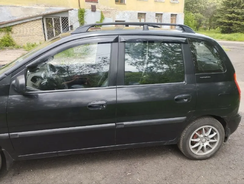 Продам семейный автомобиль на полном ходу минивэн hyundai matrix 2002 г. в. 1.8 л. 122 л. с. 5 ст. механика, пробег 298 тыс родной. машина не гнилая. пригнали с латвии (подборщик), состояние для своих лет хорошее, владею 4 г. много чего сделано, два ключа, родные книжки. месяц назад автомобиль прошёл большое т. о. замена масла, колодки передние стойки (задние менял два года назад) опорные подшипники сайлентблоки передние рычагов. два комплекта резины лето 15 литые диски. зима на штампах + отдам колпаки. чёрный кожаный салон. подогрев передних сидений. регулировка сидений, рулевой колонки. подогрев заднего стекла, подогрев и электрорегул зеркал. видеорегистратор + камера заднего вида в зеркале. центральный замок, сигнализация, фаркоп. задние сиденья складываются. цена 420 т. руб. торг у капота. макеевка. +7949 378 63 00 дмитрий. - фотография - 1