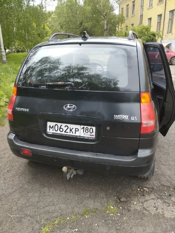 Продам семейный автомобиль на полном ходу минивэн hyundai matrix 2002 г. в. 1.8 л. 122 л. с. 5 ст. механика, пробег 298 тыс родной. машина не гнилая. пригнали с латвии (подборщик), состояние для своих лет хорошее, владею 4 г. много чего сделано, два ключа, родные книжки. месяц назад автомобиль прошёл большое т. о. замена масла, колодки передние стойки (задние менял два года назад) опорные подшипники сайлентблоки передние рычагов. два комплекта резины лето 15 литые диски. зима на штампах + отдам колпаки. чёрный кожаный салон. подогрев передних сидений. регулировка сидений, рулевой колонки. подогрев заднего стекла, подогрев и электрорегул зеркал. видеорегистратор + камера заднего вида в зеркале. центральный замок, сигнализация, фаркоп. задние сиденья складываются. цена 420 т. руб. торг у капота. макеевка. +7949 378 63 00 дмитрий. - фотография - 10