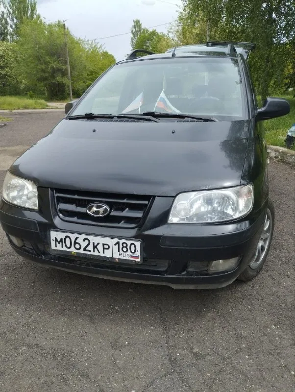 Продам семейный автомобиль на полном ходу минивэн hyundai matrix 2002 г. в. 1.8 л. 122 л. с. 5 ст. механика, пробег 298 тыс родной. машина не гнилая. пригнали с латвии (подборщик), состояние для своих лет хорошее, владею 4 г. много чего сделано, два ключа, родные книжки. месяц назад автомобиль прошёл большое т. о. замена масла, колодки передние стойки (задние менял два года назад) опорные подшипники сайлентблоки передние рычагов. два комплекта резины лето 15 литые диски. зима на штампах + отдам колпаки. чёрный кожаный салон. подогрев передних сидений. регулировка сидений, рулевой колонки. подогрев заднего стекла, подогрев и электрорегул зеркал. видеорегистратор + камера заднего вида в зеркале. центральный замок, сигнализация, фаркоп. задние сиденья складываются. цена 420 т. руб. торг у капота. макеевка. +7949 378 63 00 дмитрий. - фотография - 2