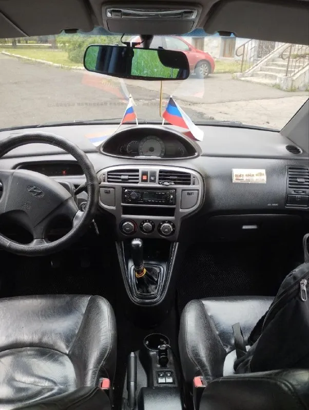 Продам семейный автомобиль на полном ходу минивэн hyundai matrix 2002 г. в. 1.8 л. 122 л. с. 5 ст. механика, пробег 298 тыс родной. машина не гнилая. пригнали с латвии (подборщик), состояние для своих лет хорошее, владею 4 г. много чего сделано, два ключа, родные книжки. месяц назад автомобиль прошёл большое т. о. замена масла, колодки передние стойки (задние менял два года назад) опорные подшипники сайлентблоки передние рычагов. два комплекта резины лето 15 литые диски. зима на штампах + отдам колпаки. чёрный кожаный салон. подогрев передних сидений. регулировка сидений, рулевой колонки. подогрев заднего стекла, подогрев и электрорегул зеркал. видеорегистратор + камера заднего вида в зеркале. центральный замок, сигнализация, фаркоп. задние сиденья складываются. цена 420 т. руб. торг у капота. макеевка. +7949 378 63 00 дмитрий. - фотография - 6