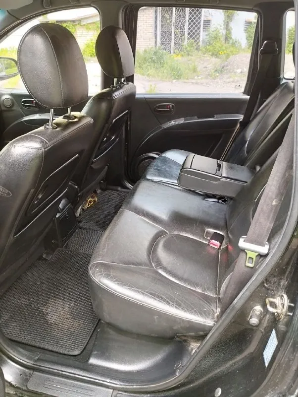 Продам семейный автомобиль на полном ходу минивэн hyundai matrix 2002 г. в. 1.8 л. 122 л. с. 5 ст. механика, пробег 298 тыс родной. машина не гнилая. пригнали с латвии (подборщик), состояние для своих лет хорошее, владею 4 г. много чего сделано, два ключа, родные книжки. месяц назад автомобиль прошёл большое т. о. замена масла, колодки передние стойки (задние менял два года назад) опорные подшипники сайлентблоки передние рычагов. два комплекта резины лето 15 литые диски. зима на штампах + отдам колпаки. чёрный кожаный салон. подогрев передних сидений. регулировка сидений, рулевой колонки. подогрев заднего стекла, подогрев и электрорегул зеркал. видеорегистратор + камера заднего вида в зеркале. центральный замок, сигнализация, фаркоп. задние сиденья складываются. цена 420 т. руб. торг у капота. макеевка. +7949 378 63 00 дмитрий. - фотография - 8