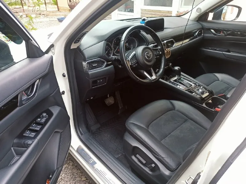 Продам свою машину, mazda cx-5 2020 года, 2.5 бензин, автомат, полный привод! цвет белый перламутр! пробег родной 80000км, не скручен, видно по автотеке. комплектация пред максимальная! кожаный салон, алькантара, без ключевой доступ, кнопка старт стоп, электро зеркала с подогревом. камера заднего вида, датчики предупреждения движения, в круг автомобиля! ️дистроник, датчики мёртвых зон, и движения по полосам!️ датчики давления шин, обогрев лобового и заднего стекла, подогрев сидений. в комплектации есть всё, ️ кроме люка, или панорамы!️ ️️кузов в идеальном состоянии, только два косметических подкрасса, без коррозии, и вмятин! двигатель🔥 работает как часы, коробка работает идеально! ️салон очень ухоженный, как у нового автомобиля! всё в оригинале, работает без посторонних шумов и звуков! один владелец по документам!️️ торг возле машины!️ цена 2760000₽. +79493138514 мтс. +79885815636 📞 звоните: +7(949)3138514 - фотография - 9