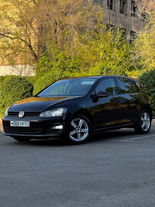 Volkswagen golf mk7 1.2 tsi мкпп 2013 г. в лучший авто в своем классе в отличном состоянии с идеальной техникой, честным пробегом подтвержденный автотекой и расходом в городском цикле 6л/100км по комплектации -двухзоный климат-контроль -полный электропакет -датчик дождя -датчик давления шин -парктроник перед/зад -обогрев зеркал/лобового/форсунок омывателя -омыватель фар -подогрев сидений -мультимедиа aux/bt 8 динамиков -серворуль -електроручник/autohold -eko режим салон как в новом авто, хорошая летняя резина! по машине сделано большое то замена всех жидкостей и фильтров, новый комплект грм перебрана вся ходовая часть до мелочей, также пружины и аморты новые!! авто готово к долгой эксплуатации без вложений!! пробег 220 тыс. км. стоимость 795 тыс. руб торг у капота! звоните +79495082418(мах) тг вотсап +79493811593 📲 tg: @kloyastarlink 📞 звоните: +7(949)5082418 - фотография - 2