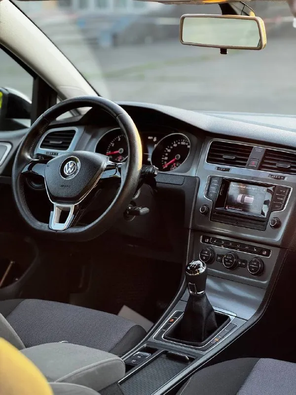 Volkswagen golf mk7 1.2 tsi мкпп 2013 г. в лучший авто в своем классе в отличном состоянии с идеальной техникой, честным пробегом подтвержденный автотекой и расходом в городском цикле 6л/100км по комплектации -двухзоный климат-контроль -полный электропакет -датчик дождя -датчик давления шин -парктроник перед/зад -обогрев зеркал/лобового/форсунок омывателя -омыватель фар -подогрев сидений -мультимедиа aux/bt 8 динамиков -серворуль -електроручник/autohold -eko режим салон как в новом авто, хорошая летняя резина! по машине сделано большое то замена всех жидкостей и фильтров, новый комплект грм перебрана вся ходовая часть до мелочей, также пружины и аморты новые!! авто готово к долгой эксплуатации без вложений!! пробег 220 тыс. км. стоимость 795 тыс. руб торг у капота! звоните +79495082418(мах) тг вотсап +79493811593 📲 tg: @kloyastarlink 📞 звоните: +7(949)5082418 - фотография - 7
