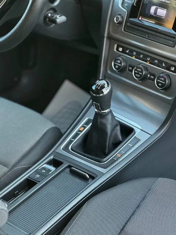 Volkswagen golf mk7 1.2 tsi мкпп 2013 г. в лучший авто в своем классе в отличном состоянии с идеальной техникой, честным пробегом подтвержденный автотекой и расходом в городском цикле 6л/100км по комплектации -двухзоный климат-контроль -полный электропакет -датчик дождя -датчик давления шин -парктроник перед/зад -обогрев зеркал/лобового/форсунок омывателя -омыватель фар -подогрев сидений -мультимедиа aux/bt 8 динамиков -серворуль -електроручник/autohold -eko режим салон как в новом авто, хорошая летняя резина! по машине сделано большое то замена всех жидкостей и фильтров, новый комплект грм перебрана вся ходовая часть до мелочей, также пружины и аморты новые!! авто готово к долгой эксплуатации без вложений!! пробег 220 тыс. км. стоимость 795 тыс. руб торг у капота! звоните +79495082418(мах) тг вотсап +79493811593 📲 tg: @kloyastarlink 📞 звоните: +7(949)5082418 - фотография - 9