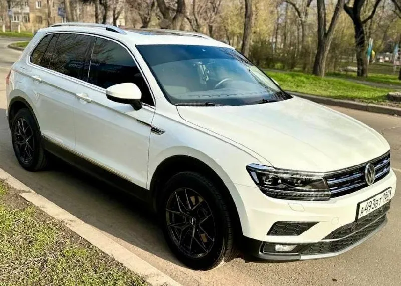 Продается в городе донецке volkswagen tiguan 2019 год официальный весь в родной краске ! 2.0 турбо бензин 180 л. с. коробка автомат dsg dq500 7 ступенчатая с двойным мокрым сцеплением полный привод полная комплектация! пробег 58 тыс км родной ! машина местная ! донецкий учёт 180 регион полное переоформление в мрэо! кузов в идеальном состоянии! каждая единица кузова в родной заводской краске ! стекла все родные ! амбиан подсветка в дверях и в порогах салон алькантара два комплекта дисков два комплекта резины два ключа сервизные книги электронная приборка led оптика комплектация одним словом жир и очень достойная машина ! цена 3 099 000 руб торг +79495236393 моб +79498281394 телеграм - фотография - 1