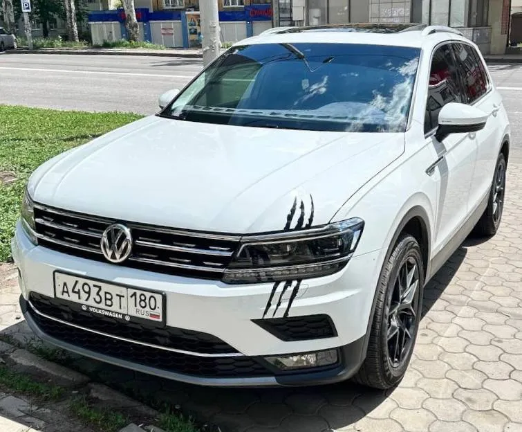Продается в городе донецке volkswagen tiguan 2019 год официальный весь в родной краске ! 2.0 турбо бензин 180 л. с. коробка автомат dsg dq500 7 ступенчатая с двойным мокрым сцеплением полный привод полная комплектация! пробег 58 тыс км родной ! машина местная ! донецкий учёт 180 регион полное переоформление в мрэо! кузов в идеальном состоянии! каждая единица кузова в родной заводской краске ! стекла все родные ! амбиан подсветка в дверях и в порогах салон алькантара два комплекта дисков два комплекта резины два ключа сервизные книги электронная приборка led оптика комплектация одним словом жир и очень достойная машина ! цена 3 099 000 руб торг +79495236393 моб +79498281394 телеграм - фотография - 2