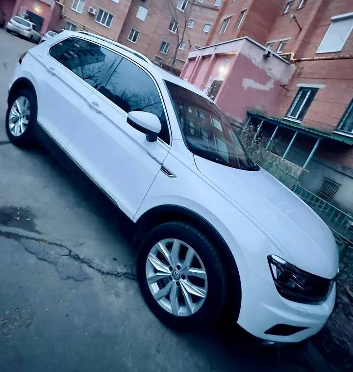 Продается в городе донецке volkswagen tiguan 2019 год официальный весь в родной краске ! 2.0 турбо бензин 180 л. с. коробка автомат dsg dq500 7 ступенчатая с двойным мокрым сцеплением полный привод полная комплектация! пробег 58 тыс км родной ! машина местная ! донецкий учёт 180 регион полное переоформление в мрэо! кузов в идеальном состоянии! каждая единица кузова в родной заводской краске ! стекла все родные ! амбиан подсветка в дверях и в порогах салон алькантара два комплекта дисков два комплекта резины два ключа сервизные книги электронная приборка led оптика комплектация одним словом жир и очень достойная машина ! цена 3 099 000 руб торг +79495236393 моб +79498281394 телеграм - фотография - 3