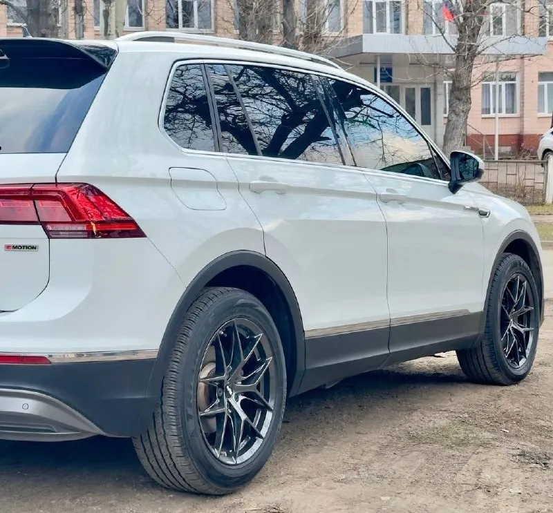 Продается в городе донецке volkswagen tiguan 2019 год официальный весь в родной краске ! 2.0 турбо бензин 180 л. с. коробка автомат dsg dq500 7 ступенчатая с двойным мокрым сцеплением полный привод полная комплектация! пробег 58 тыс км родной ! машина местная ! донецкий учёт 180 регион полное переоформление в мрэо! кузов в идеальном состоянии! каждая единица кузова в родной заводской краске ! стекла все родные ! амбиан подсветка в дверях и в порогах салон алькантара два комплекта дисков два комплекта резины два ключа сервизные книги электронная приборка led оптика комплектация одним словом жир и очень достойная машина ! цена 3 099 000 руб торг +79495236393 моб +79498281394 телеграм - фотография - 4