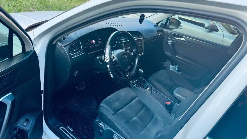 Продается в городе донецке volkswagen tiguan 2019 год официальный весь в родной краске ! 2.0 турбо бензин 180 л. с. коробка автомат dsg dq500 7 ступенчатая с двойным мокрым сцеплением полный привод полная комплектация! пробег 58 тыс км родной ! машина местная ! донецкий учёт 180 регион полное переоформление в мрэо! кузов в идеальном состоянии! каждая единица кузова в родной заводской краске ! стекла все родные ! амбиан подсветка в дверях и в порогах салон алькантара два комплекта дисков два комплекта резины два ключа сервизные книги электронная приборка led оптика комплектация одним словом жир и очень достойная машина ! цена 3 099 000 руб торг +79495236393 моб +79498281394 телеграм - фотография - 5
