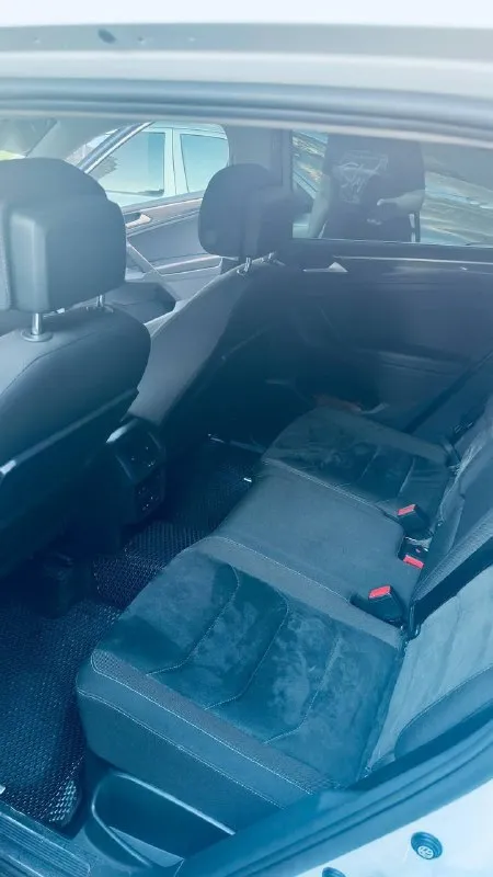 Продается в городе донецке volkswagen tiguan 2019 год официальный весь в родной краске ! 2.0 турбо бензин 180 л. с. коробка автомат dsg dq500 7 ступенчатая с двойным мокрым сцеплением полный привод полная комплектация! пробег 58 тыс км родной ! машина местная ! донецкий учёт 180 регион полное переоформление в мрэо! кузов в идеальном состоянии! каждая единица кузова в родной заводской краске ! стекла все родные ! амбиан подсветка в дверях и в порогах салон алькантара два комплекта дисков два комплекта резины два ключа сервизные книги электронная приборка led оптика комплектация одним словом жир и очень достойная машина ! цена 3 099 000 руб торг +79495236393 моб +79498281394 телеграм - фотография - 6