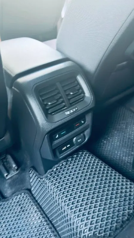 Продается в городе донецке volkswagen tiguan 2019 год официальный весь в родной краске ! 2.0 турбо бензин 180 л. с. коробка автомат dsg dq500 7 ступенчатая с двойным мокрым сцеплением полный привод полная комплектация! пробег 58 тыс км родной ! машина местная ! донецкий учёт 180 регион полное переоформление в мрэо! кузов в идеальном состоянии! каждая единица кузова в родной заводской краске ! стекла все родные ! амбиан подсветка в дверях и в порогах салон алькантара два комплекта дисков два комплекта резины два ключа сервизные книги электронная приборка led оптика комплектация одним словом жир и очень достойная машина ! цена 3 099 000 руб торг +79495236393 моб +79498281394 телеграм - фотография - 7