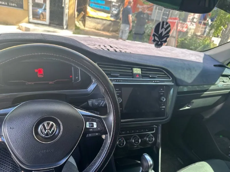 Продается в городе донецке volkswagen tiguan 2019 год официальный весь в родной краске ! 2.0 турбо бензин 180 л. с. коробка автомат dsg dq500 7 ступенчатая с двойным мокрым сцеплением полный привод полная комплектация! пробег 58 тыс км родной ! машина местная ! донецкий учёт 180 регион полное переоформление в мрэо! кузов в идеальном состоянии! каждая единица кузова в родной заводской краске ! стекла все родные ! амбиан подсветка в дверях и в порогах салон алькантара два комплекта дисков два комплекта резины два ключа сервизные книги электронная приборка led оптика комплектация одним словом жир и очень достойная машина ! цена 3 099 000 руб торг +79495236393 моб +79498281394 телеграм - фотография - 8