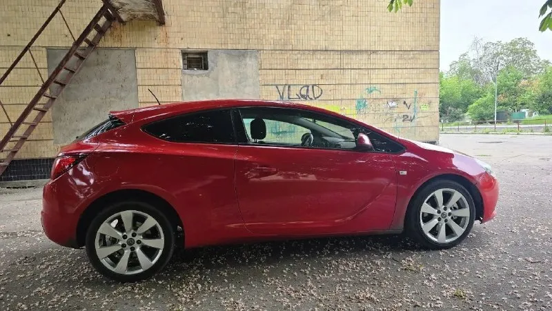 Продается opel astra gts! 🔹 год выпуска: 2012 🔹 пробег: 160,000 км 🔹 двигатель: 1.4 л, бензин 🔹 коробка передач: механическая 🔹 цвет: красный 🔴 особенности: • спортивный дизайн и стильный внешний вид • просторный и комфортный салон • экономичный расход топлива • хорошая динамика и управляемость дополнительно: • кондиционер • электростеклоподъемники • магнитола с bluetooth • сигнализация • подогрев руля • подогревы сидений • и много интересного автомобиль в отличном состоянии, обслуживался вовремя. все документы в порядке. 💰 цена: 675,000 руб. 📞 звоните для получения дополнительной информации и организации просмотра: +7949 330 33 32 - фотография - 5