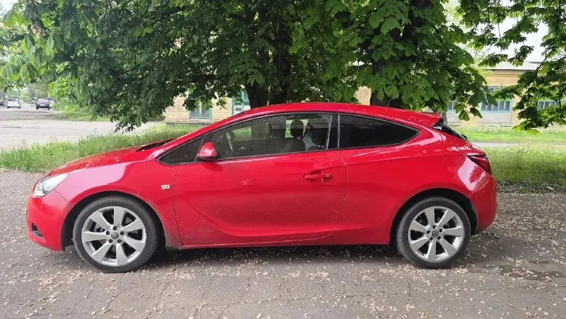 Продается opel astra gts! 🔹 год выпуска: 2012 🔹 пробег: 160,000 км 🔹 двигатель: 1.4 л, бензин 🔹 коробка передач: механическая 🔹 цвет: красный 🔴 особенности: • спортивный дизайн и стильный внешний вид • просторный и комфортный салон • экономичный расход топлива • хорошая динамика и управляемость дополнительно: • кондиционер • электростеклоподъемники • магнитола с bluetooth • сигнализация • подогрев руля • подогревы сидений • и много интересного автомобиль в отличном состоянии, обслуживался вовремя. все документы в порядке. 💰 цена: 675,000 руб. 📞 звоните для получения дополнительной информации и организации просмотра: +7949 330 33 32 - фотография - 8