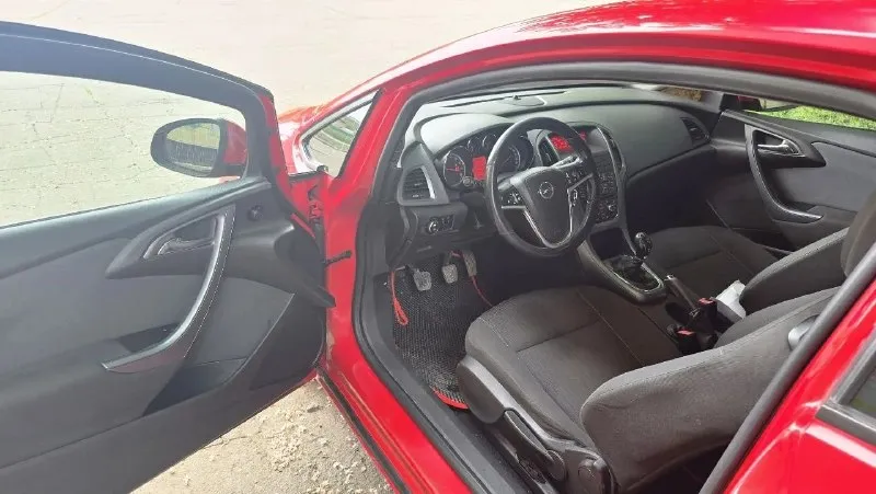 Продается opel astra gts! 🔹 год выпуска: 2012 🔹 пробег: 160,000 км 🔹 двигатель: 1.4 л, бензин 🔹 коробка передач: механическая 🔹 цвет: красный 🔴 особенности: • спортивный дизайн и стильный внешний вид • просторный и комфортный салон • экономичный расход топлива • хорошая динамика и управляемость дополнительно: • кондиционер • электростеклоподъемники • магнитола с bluetooth • сигнализация • подогрев руля • подогревы сидений • и много интересного автомобиль в отличном состоянии, обслуживался вовремя. все документы в порядке. 💰 цена: 675,000 руб. 📞 звоните для получения дополнительной информации и организации просмотра: +7949 330 33 32 - фотография - 9